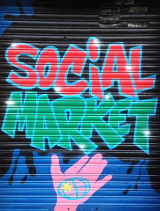 <br><strong>Social Market</strong><br><br>Nel 2013 l’associzione sviluppa la risposta al problema alimentare istituendo una rete di Social Market nata a partire da Torino in via Emanuele Luserna di Rorà 11.<br>Successivamente abbiamo aperto a Milano e un secondo a Torino in barriera di Milano. Il metodo è quello dei gruppi di acquisto collettivo introducendo risposte più articolate sul tema del fabbisogno alimentare.